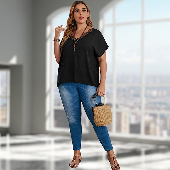 LACE ACCENT TOP - Picture 4 of 5